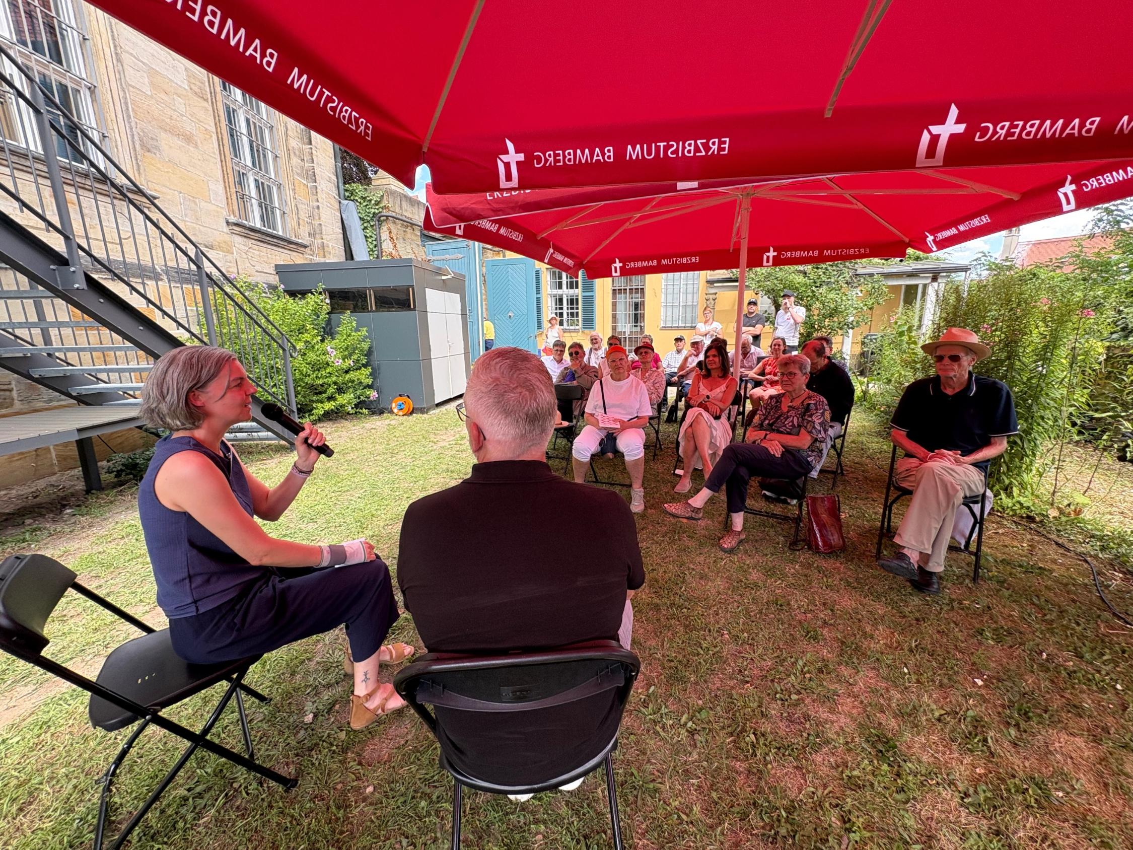 Cari Talk im Garten des Generalvikars