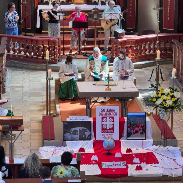 Gedeckter Caritasaltar mit Pfarrer Joachim Cibura