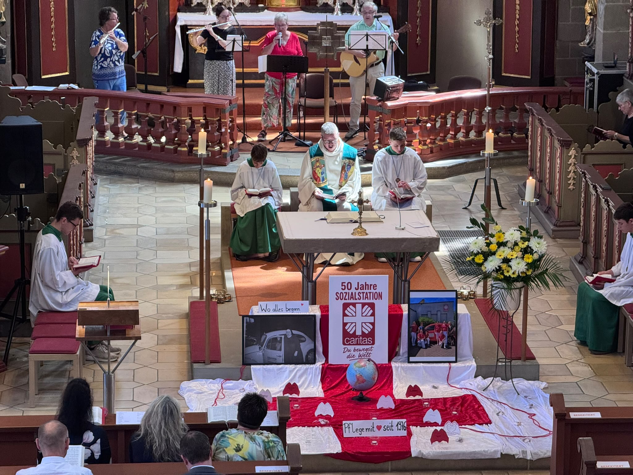Gedeckter Caritasaltar mit Pfarrer Joachim Cibura