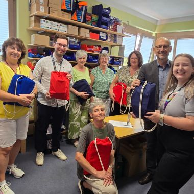 Amazon untertützt Schulmaterialladen