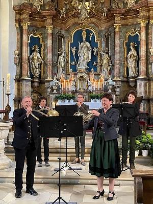 Vier Damen und ein Herr aus der Forchheimer Region bilden mit ihren Rundhörnern das Quintett 'Hornissima Parforce'.