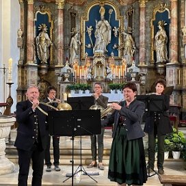 Vier Damen und ein Herr aus der Forchheimer Region bilden mit ihren Rundhörnern das Quintett 'Hornissima Parforce'.