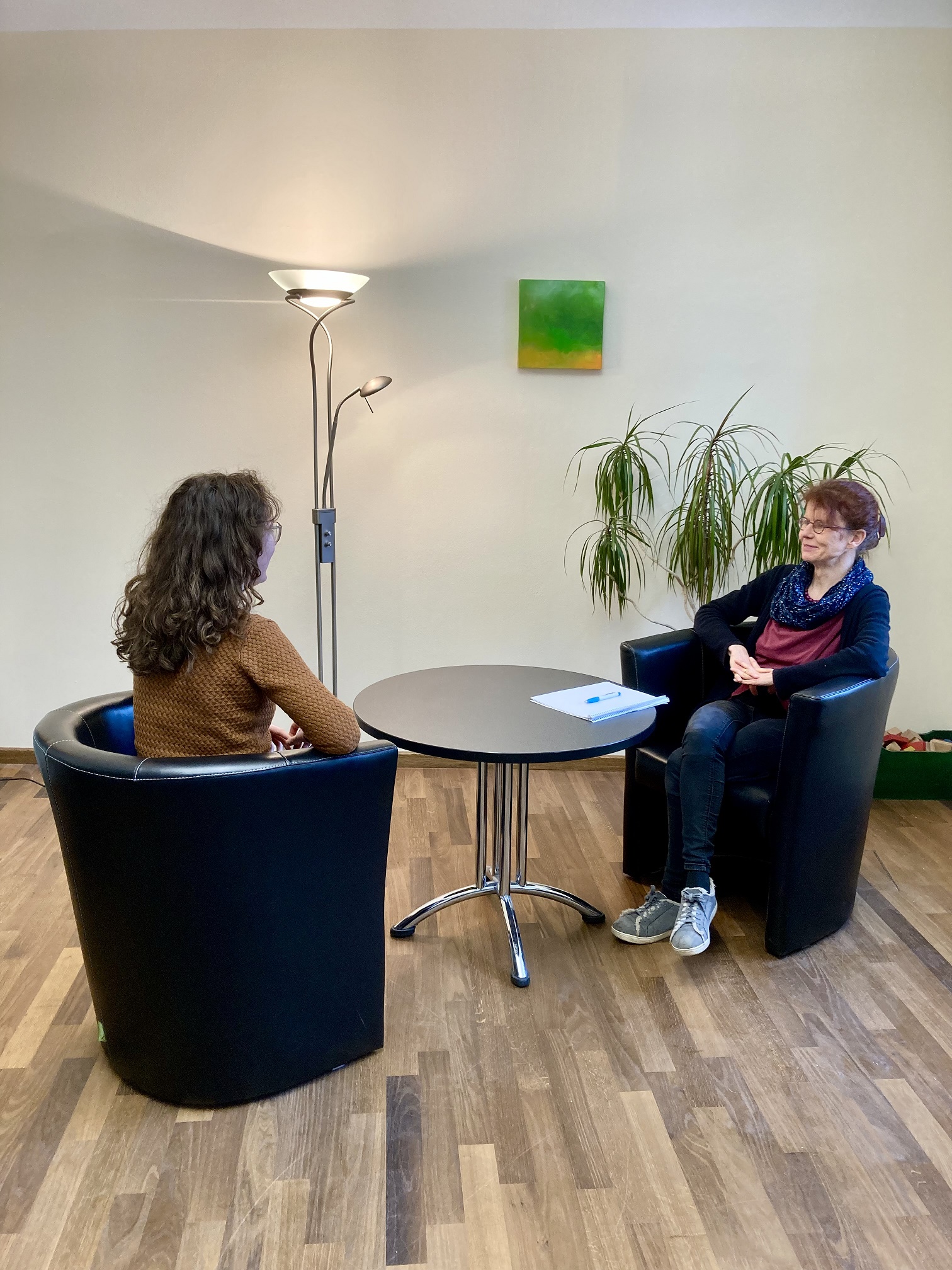 Caritas Psychologin im Beratungsgespräch