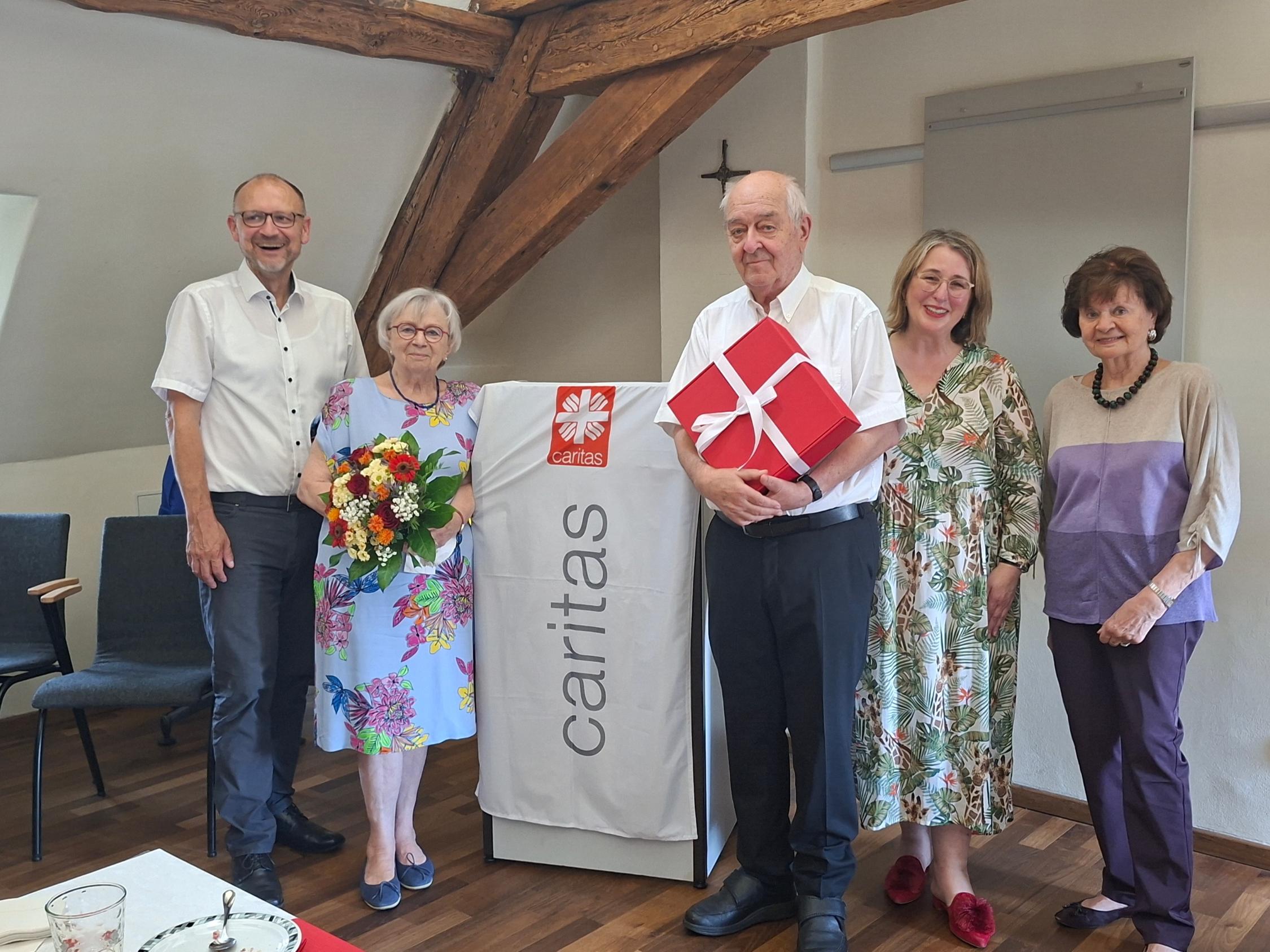 (Bild v.l. n.r. Caritasvorstand Peter Ehmann, Walfriede Kröppelt, Georg Kröppelt, Stellv. Aufsichtsratsvorsitzende Marion Schmuck, Monika Schleß ehemalige 2. Vorsitzende)