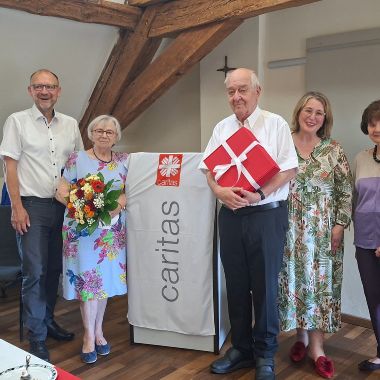 (Bild v.l. n.r. Caritasvorstand Peter Ehmann, Walfriede Kröppelt, Georg Kröppelt, Stellv. Aufsichtsratsvorsitzende Marion Schmuck, Monika Schleß ehemalige 2. Vorsitzende)