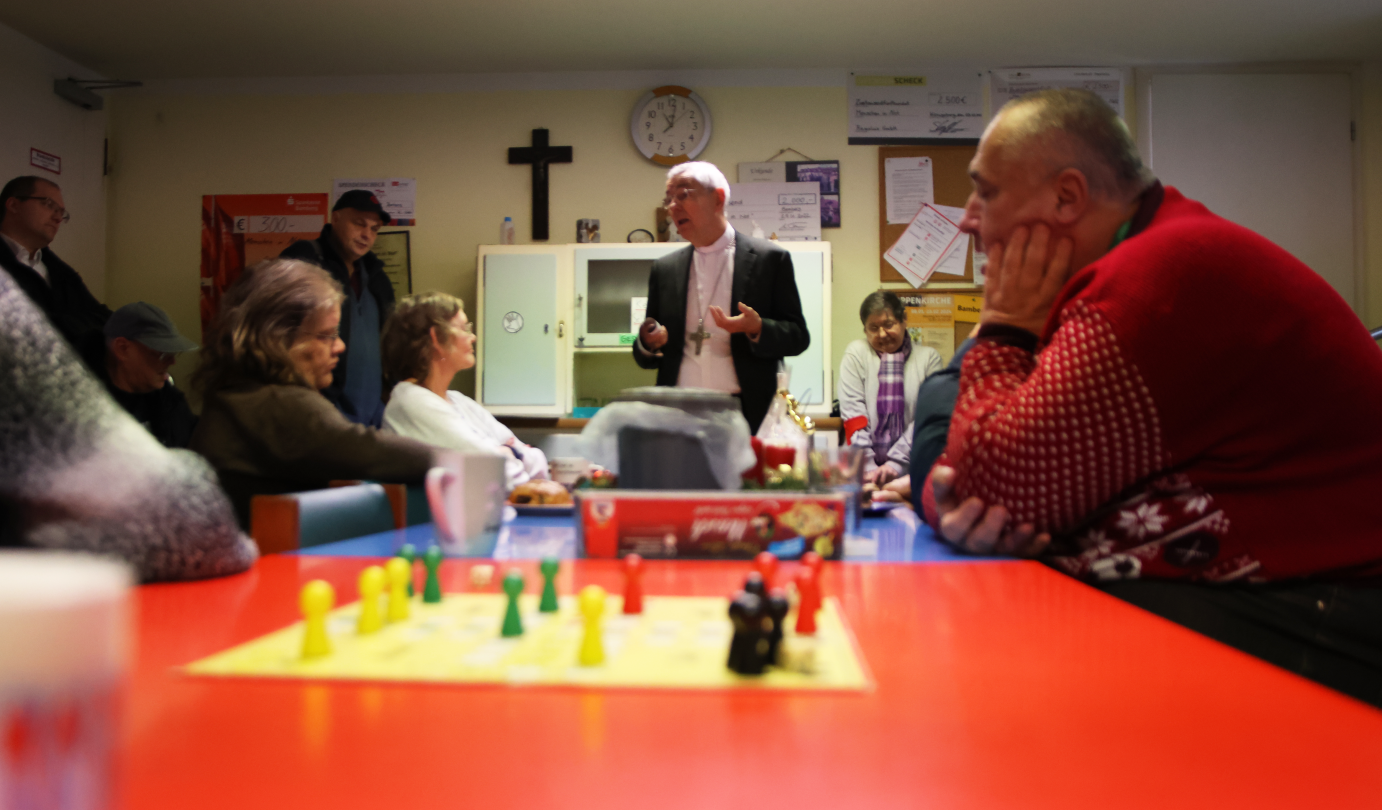 Friedenslicht und Spende für Menschen in Not