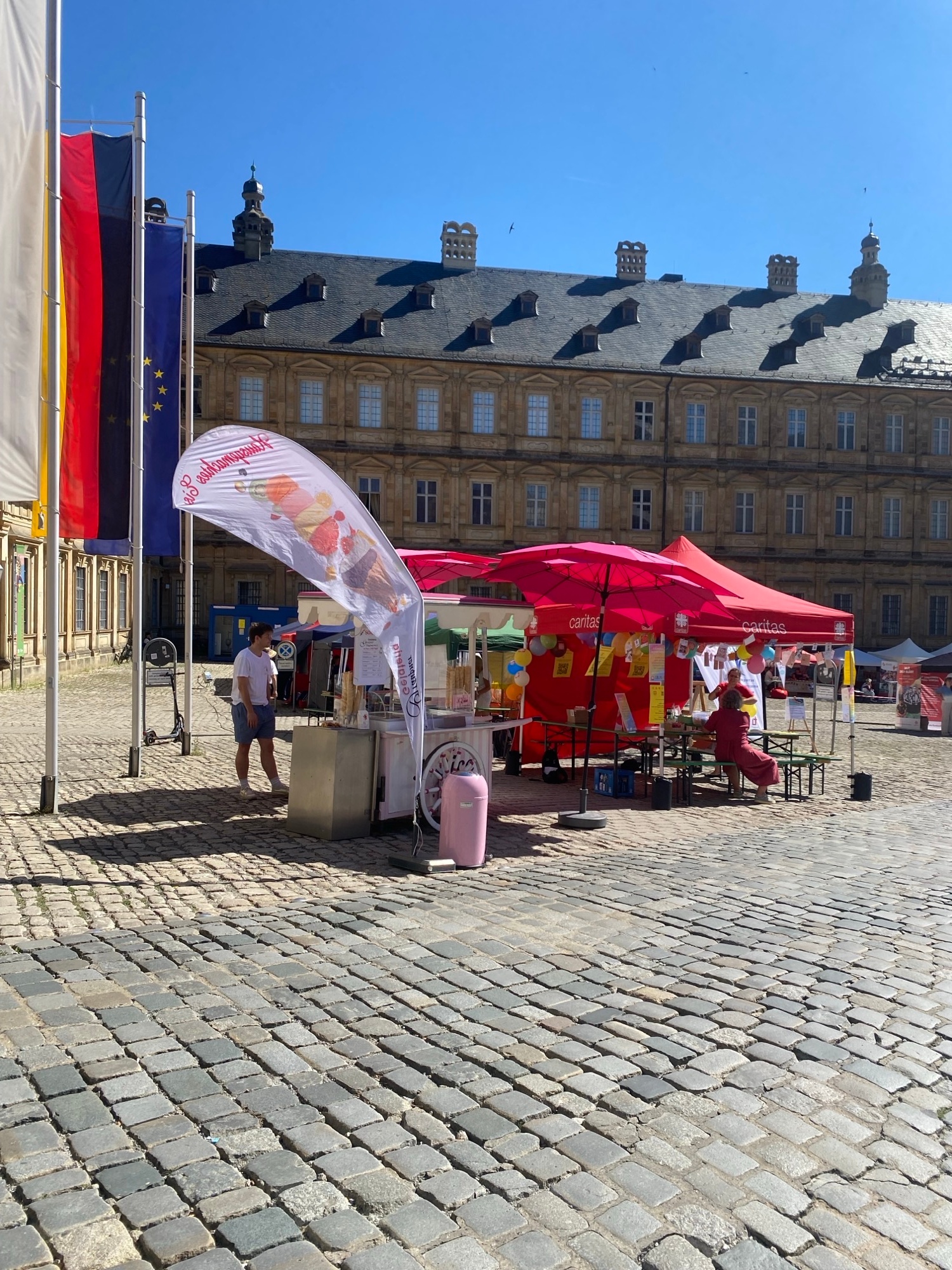 Unser Caritas Pavillon mit dem Eisstand