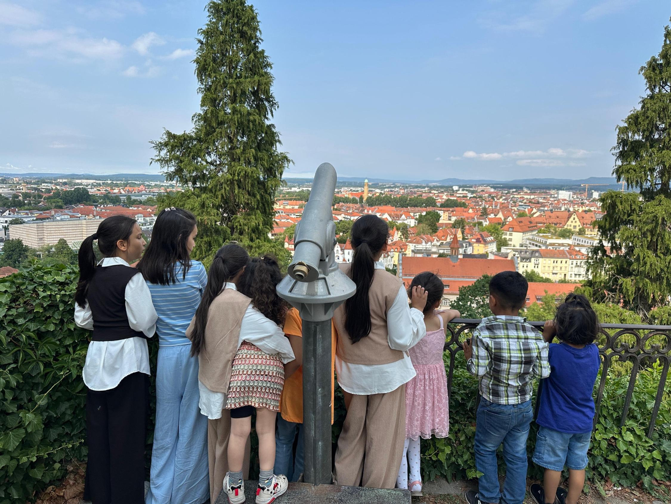 Die Kinder der Eltern-Kind-Gruppe des ANKER-Zentrums genießen den Ausflug