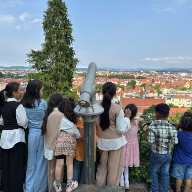 Die Kinder der Eltern-Kind-Gruppe des ANKER-Zentrums genießen den Ausflug