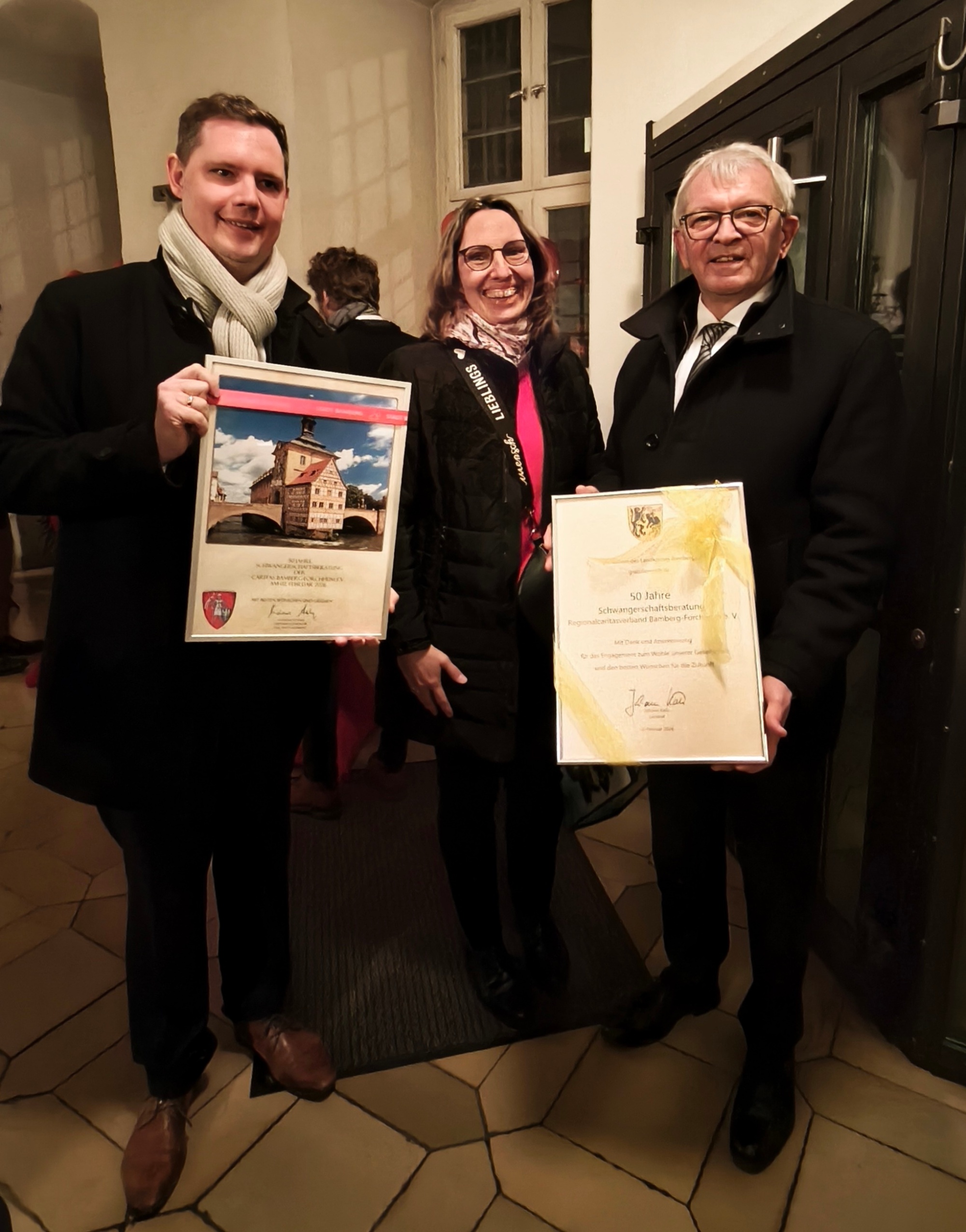 v.l.n.r. Jonas Glüsenkamp, 2. Bürgermeister der Stadt Bamberg Ursula Kreck, Stellenleiterin Schwangerschaftsberatung Johann Kalb, Landrat