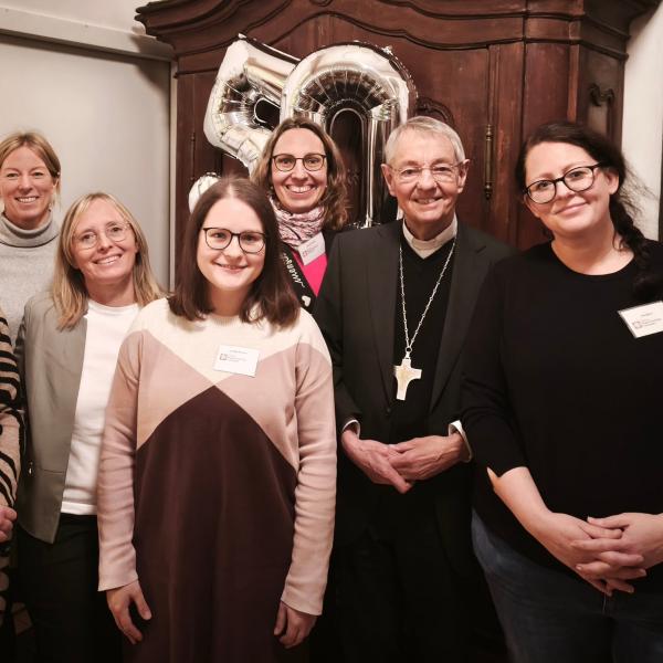 v.l.n.r. Rita Weibbrecht, Jasmin Wachter, Katrin Gunzelmann, Kristina Renner, Ursula Kreck, Erzbischof em. Ludwig Schick, Eva Beck
