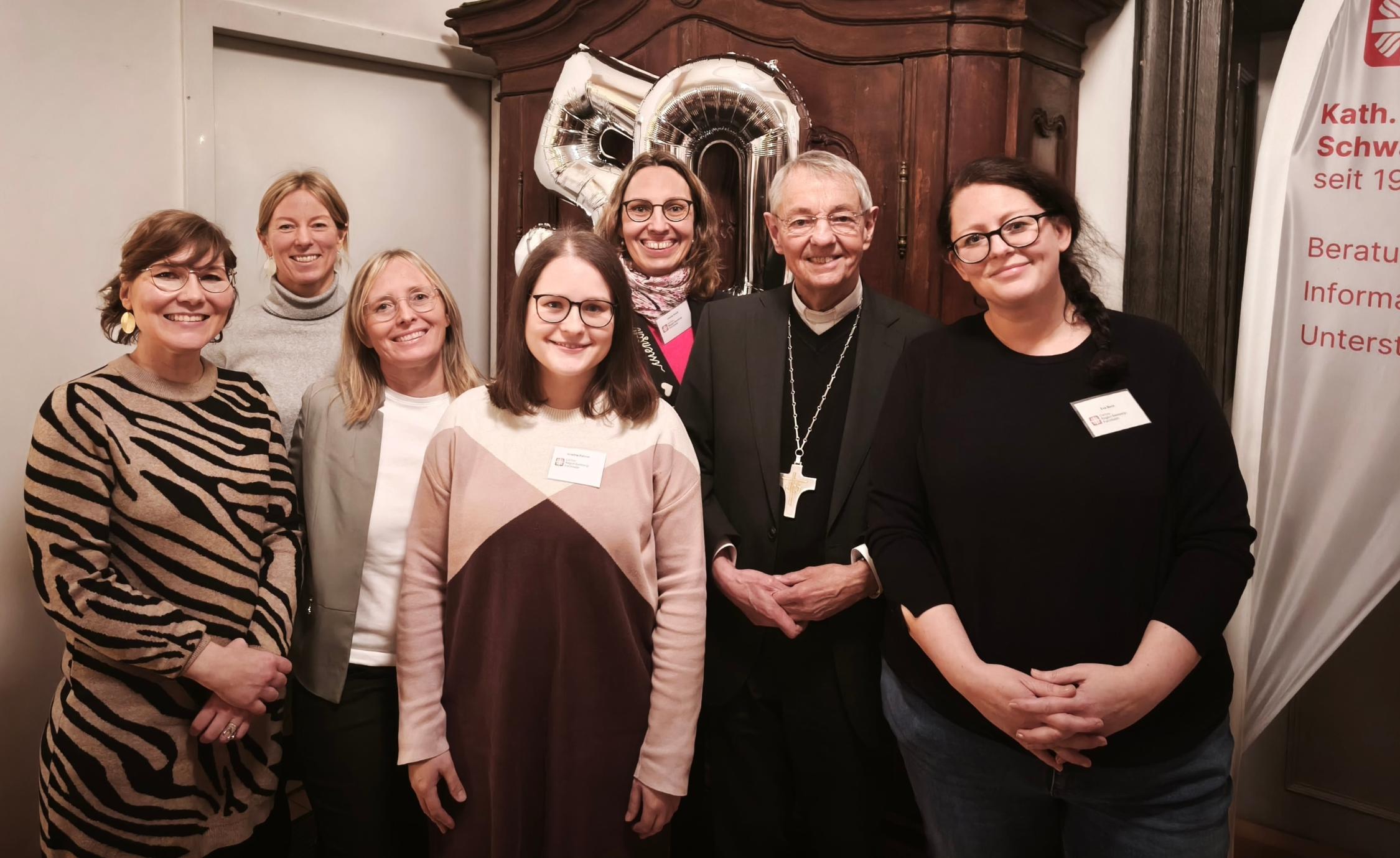 v.l.n.r. Rita Weibbrecht, Jasmin Wachter, Katrin Gunzelmann, Kristina Renner, Ursula Kreck, Erzbischof em. Ludwig Schick, Eva Beck