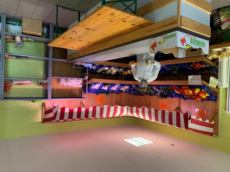 Sozialladen mit Mundschutz