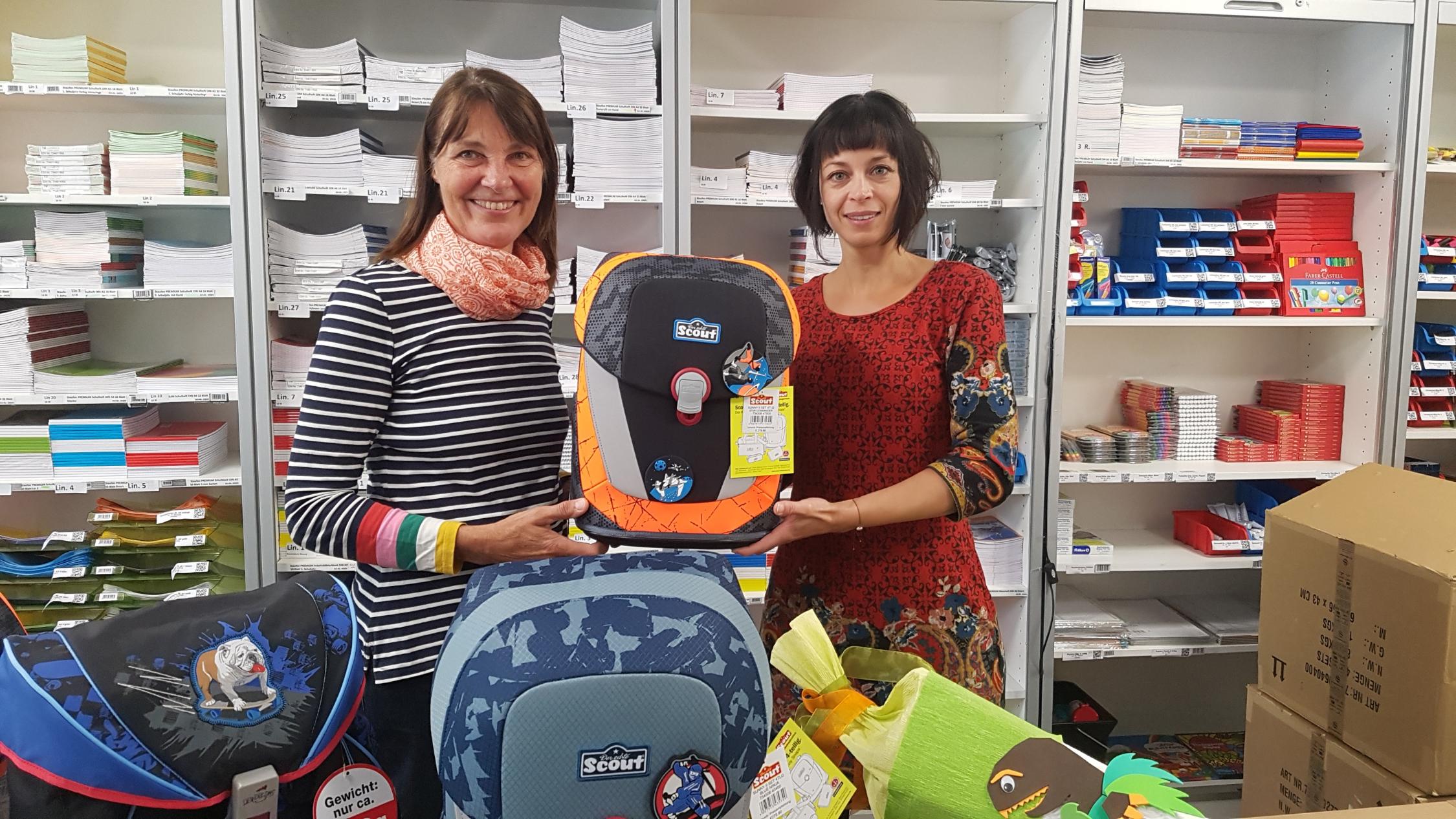 Schultaschen, eine Spende des Deutschen Kinderhilfswerks