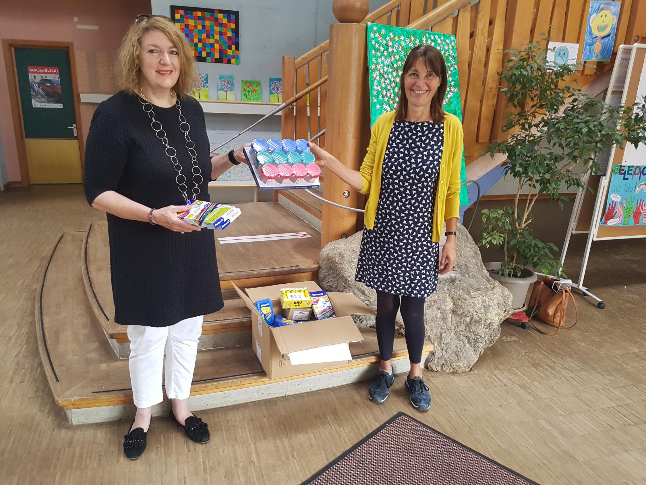 Übergabe Schulmaterial an Martin-Wiesend-Schule