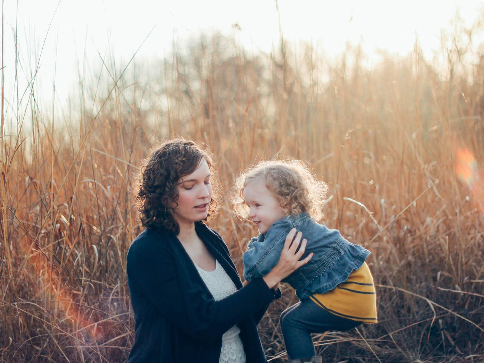 Frau mit Kind in einer Wiese
